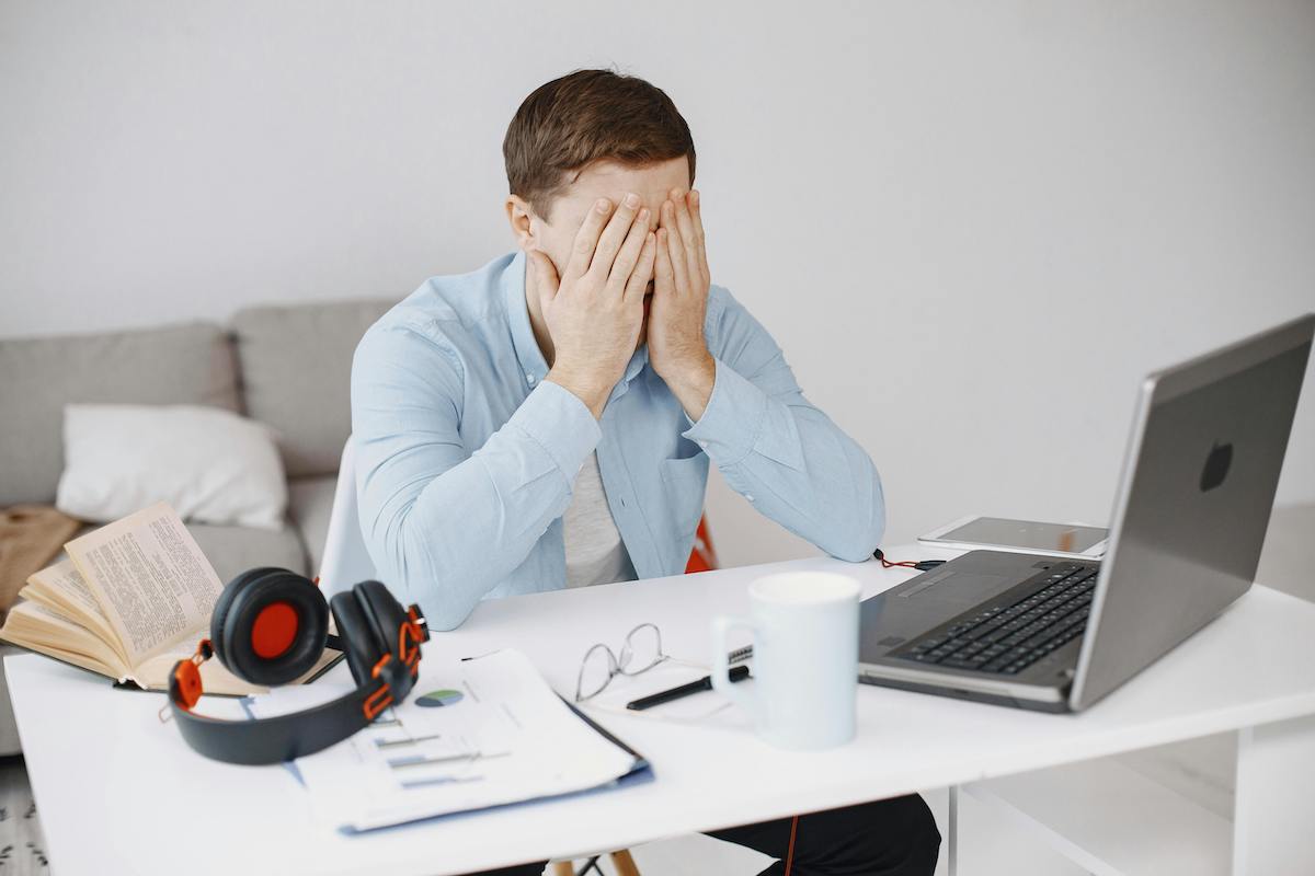 Posso esprimere emozioni negative al lavoro?